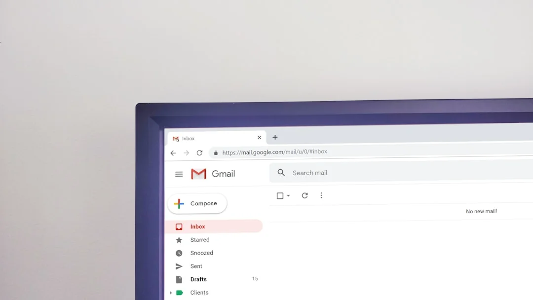Un gros plan d’un ordinateur portable affichant une page de moteur de recherche.